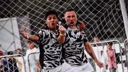 GRITO SAGRADO. Miguel Leiva festeja el gol del empate anotado por Mariano Pavone.