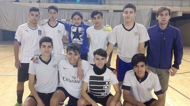 CHOQUE. La Sub 16 de Almafuerte jugará hoy la semifinal ante Secundaria 11 de Derqui..