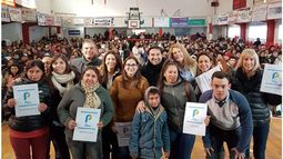CANDIDATOS. Los postulantes de Cambiemos, con los beneficiarios del programa..