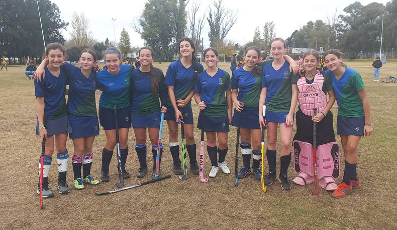 CAMPEONAS. Las Sub 14 de Los Candiles ganaron la etapa Local.