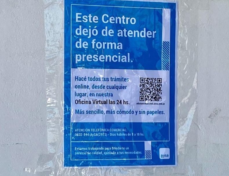 El cartel que confirma el cierre de las oficinas de Aysa en el centro de Pilar.