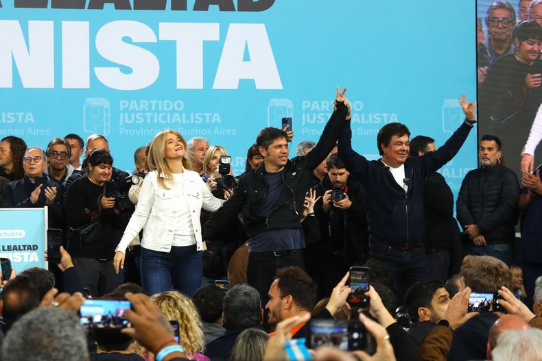 Verónica Magario, Axel Kicillof y Fernando Espinoza encabezaron el acto por el Día de la Lealtad Peronista en La Matanza.&nbsp;