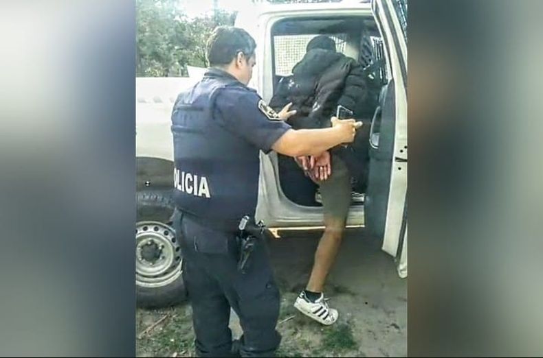 BARRIO PERUZZOTTI. Momento en el que trasladan al agresor, de 23 años.