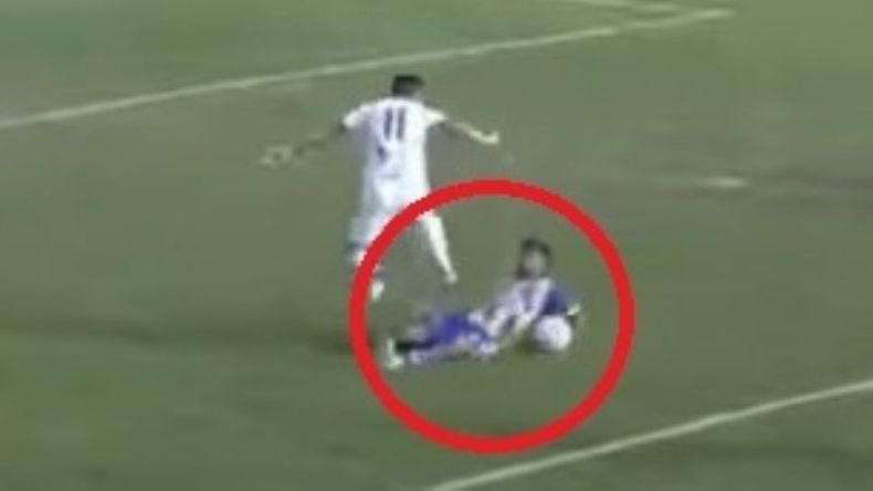 POLÉMICA. Godoy barre la pelota, pero con la mano. Penal no cobrado..