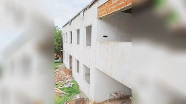 Muy lindo el carnaval del intendente, pero la Escuela 16 de Derqui ¿Cuándo se termina? Estamos a nada de empezar las clases y así está la escuela. Danny..