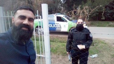 QUE LOS CUMPLAS. Sergio, los policías y la torta, en la foto que explotó en las redes..