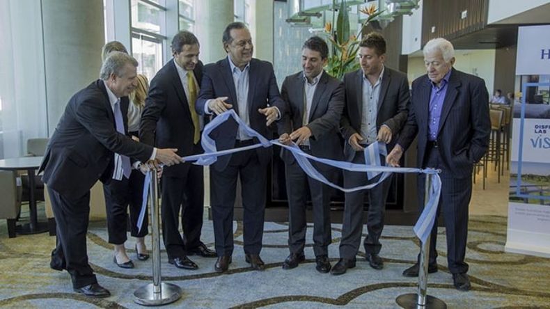 CORTE DE CINTAS. Empresarios en la apertura oficial del Hotel Hilton, segundo cinco estrellas de Pilar. .