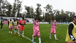 CARAS LARGAS. Los jugadores de Real Pilar se van preocupados por la derrota en casa. CARAS LARGAS. Los jugadores de Real Pilar se van preocupados por la derrota en casa.