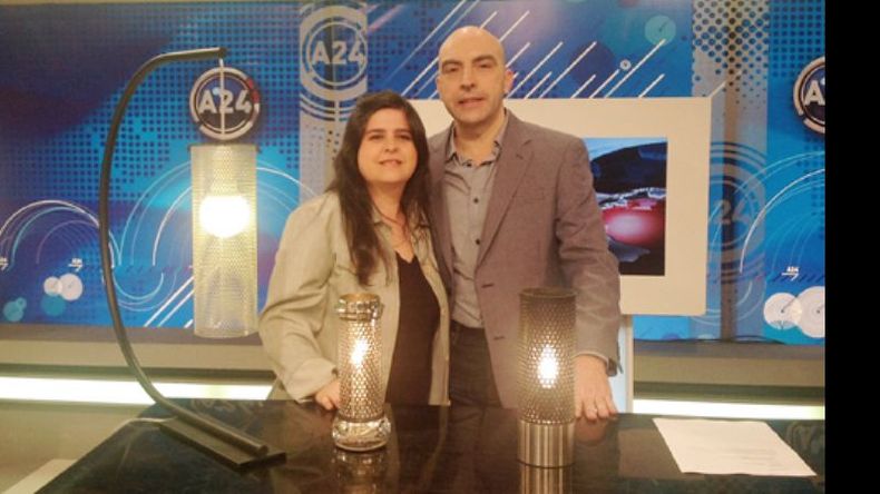 Natalia Notthoff y sus lámparas, junto al periodista Tomás Bulat..