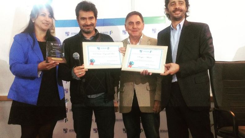 Reconocimiento. Los concejales Inés Ricci, Hugo Rosso y Adrián Maciel entregan la plaqueta a Sergio Abrate, director de El Diario .