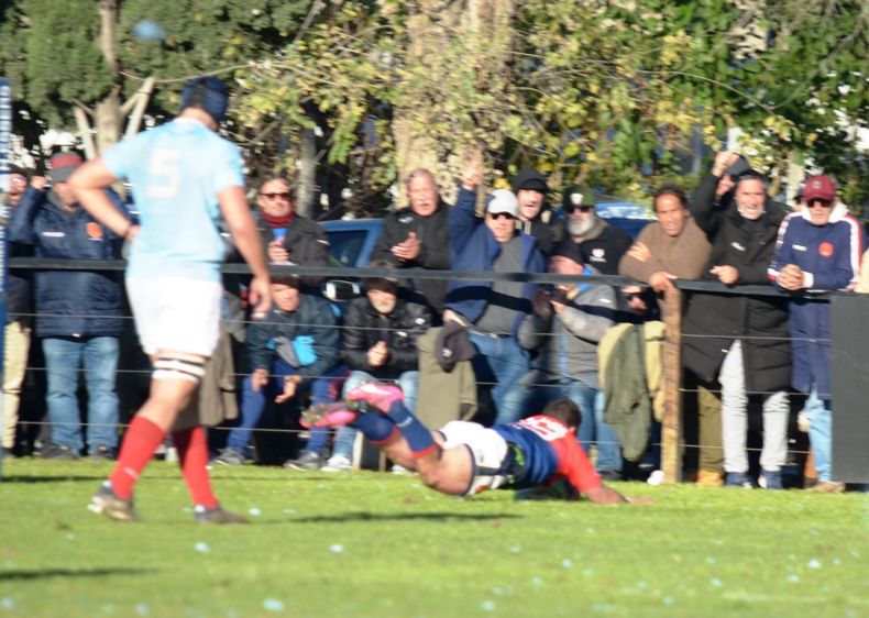 Deportiva Francesa sacó ventaja con el try de Luca DEsposito y se encaminó en el clásico.