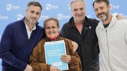 ACTO. Achával participó de una entrega de escrituras a familias pilarenses. .
