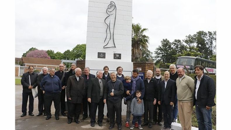 ARTE. En el cierre, inauguraron “El abrazo”, de Alejandro Marmo..
