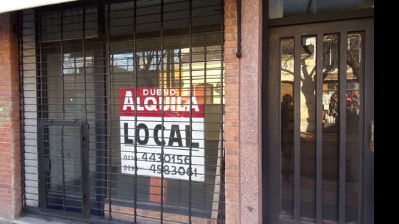 “Se alquila”. El cartel aparece más seguido y dura más tiempo en las vidrieras..