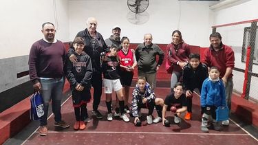 CANCHA. Mancini junto a un grupo de alumnos..
