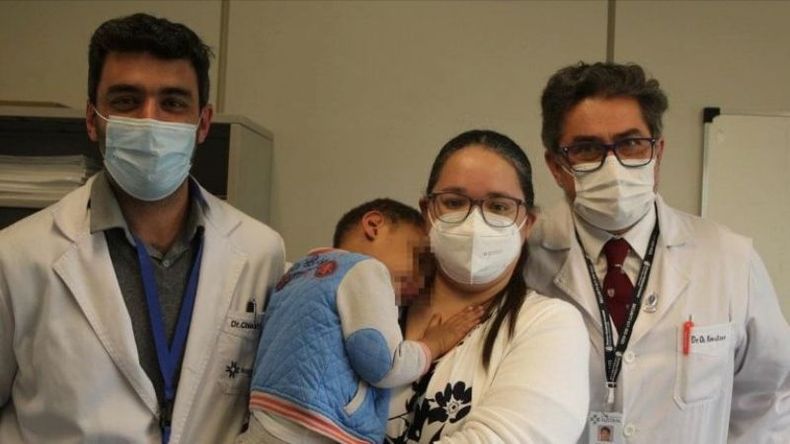 Dahiana Reyes y su pequeño Kendry junto a los médicos del Hospital Austral que lo operaron en agosto. .