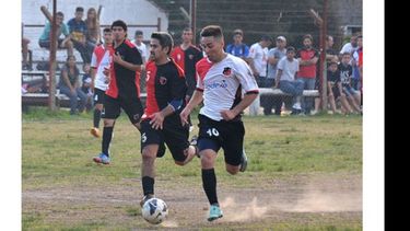 RAYO. Maciel se escapa en velocidad. El 10 fue desequilibrante..