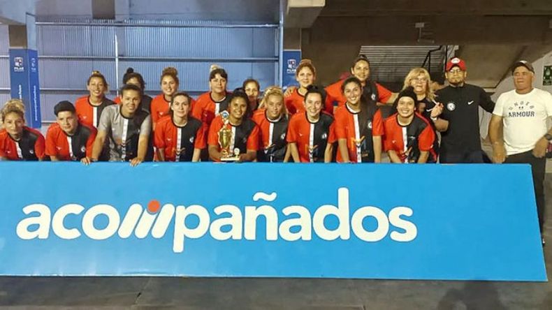 Katanes FC luce el trofeo por el subcampeonato..