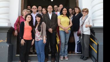 Los alumnos de la maestría, ayer, en la puerta del edificio municipal..