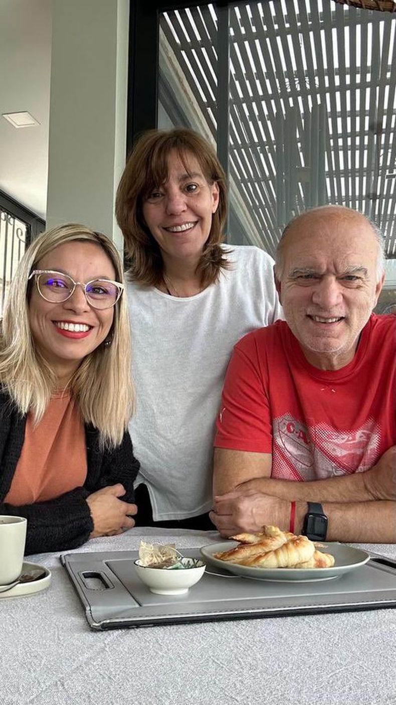 SONRISAS. Grindetti posa junto a su esposa y Cáceres durante un frugal desayuno. &nbsp;