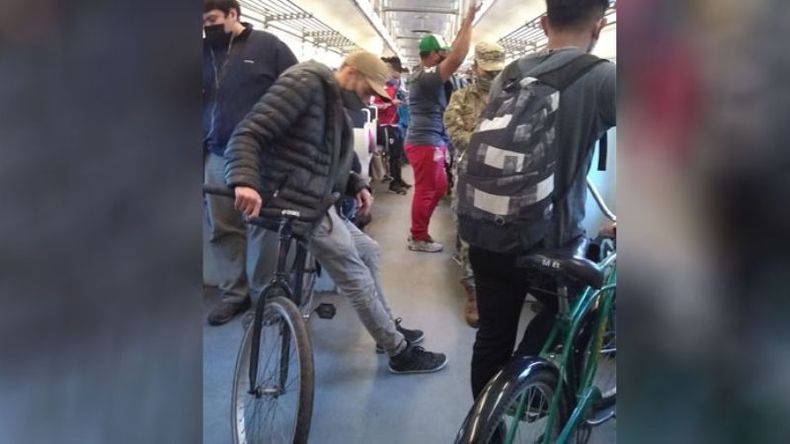 Tren San Martín. Pensé que iba a ir sentado porque había sacado mí turno para volver pero no, todo sigue igual, de verdad funcionará esto de los permisos? Kevin Caballero..