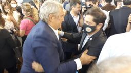 ABRAZO EN PILAR. DOnofrio junto a Kicillof, tras su nombramiento. .