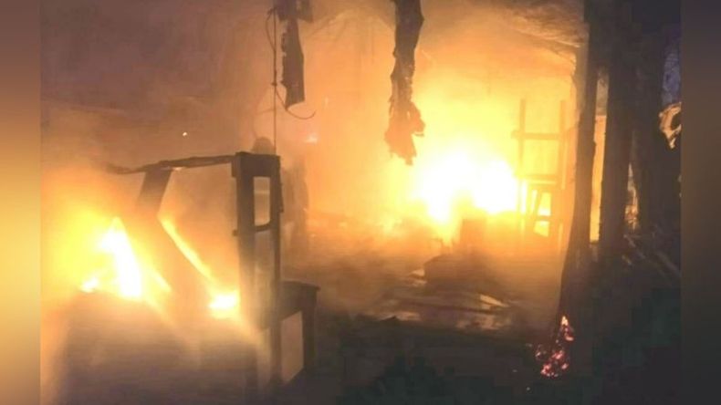 El incendio se desató pasadas las 7 (fotos: @juancaimpacto)..