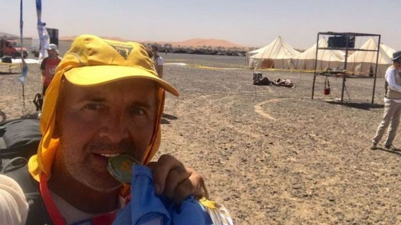 META. Naivirt muerde la medalla, tras completar el desafío..