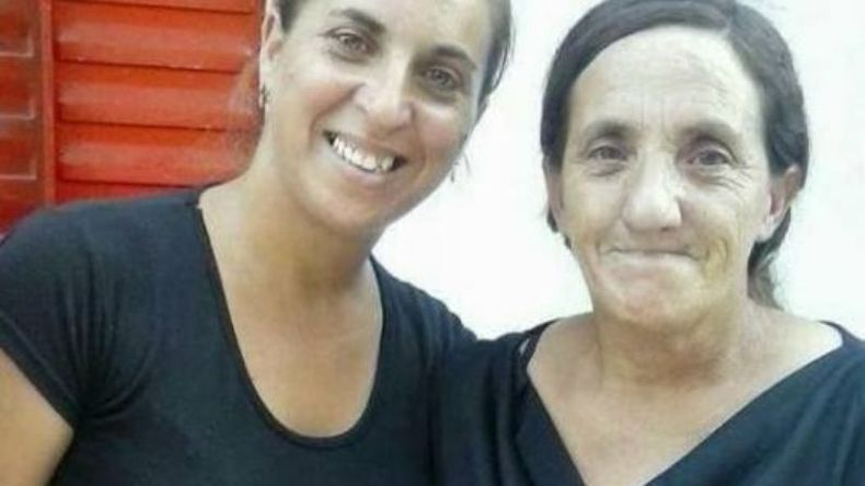Juntas. Silvia quiere recuperar las fotos de su mamá, que falleció hace tres meses y medio. .