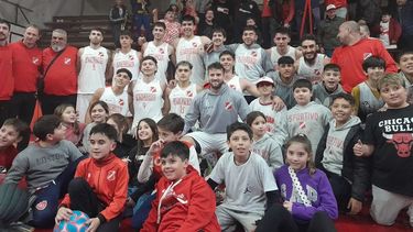 Sportivo Pilar celebró su victoria con Mariano Raazano otra vez con la 10 del Rojo.