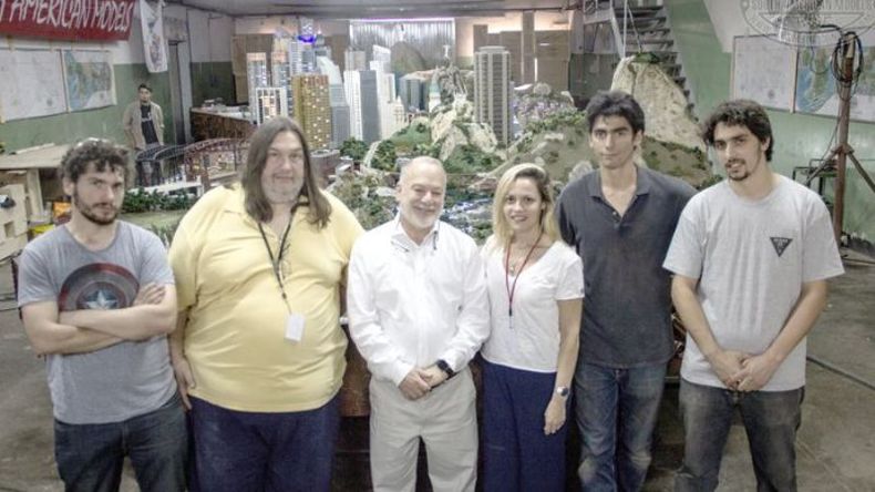 EQUIPO. Los responsables de la construcción de la maqueta..