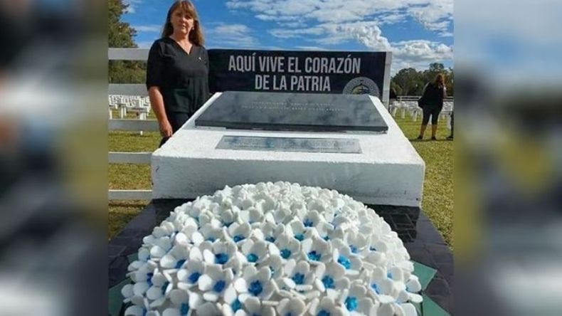 PRIMERA HORTENSIA. Fue colocada por Kuhn en el Cenotafio de Pilar..