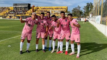 TODO OK. Smith, Crocco, Pansardi, Ríos, Risso Patrón y Martin, abrazados festejan el triunfo parcial.