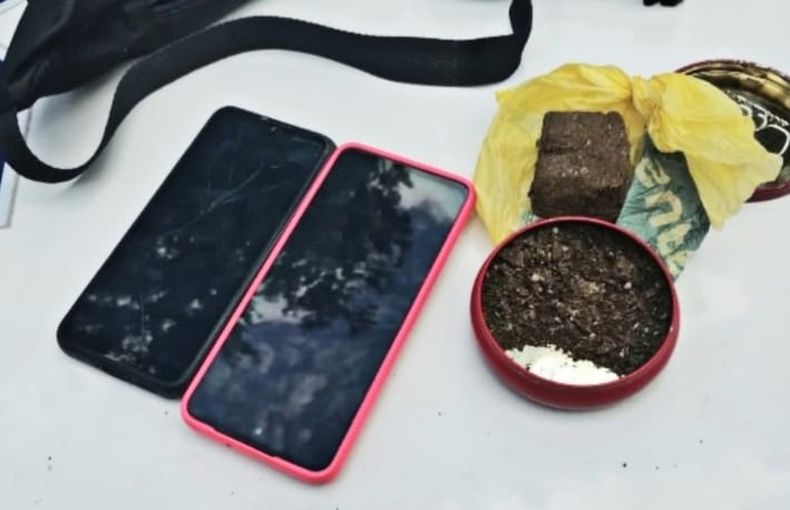 Dos teléfonos y picadura de marihuana, los elementos secuestrados en poder del sujeto detenido.