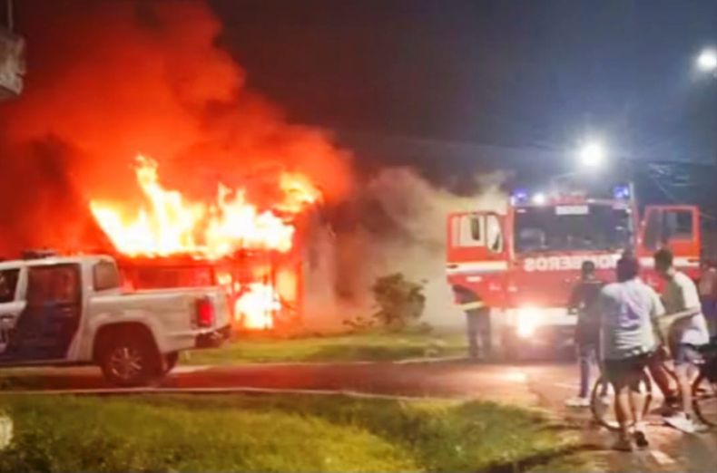 El incendio se desató en una hornalla de la cocina y las pérdidas en la casa fueron totales.&nbsp;