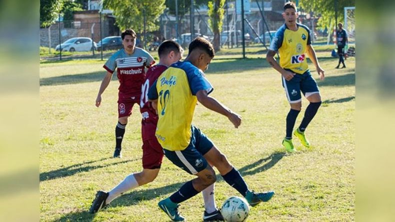 Dylan Aguilar, de La Fraternidad cuida la pelota..