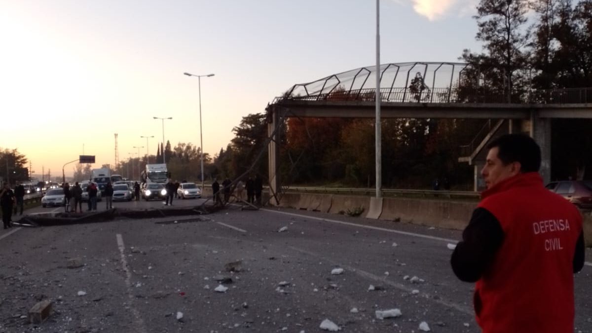 Camión golpeó un puente peatonal y parte del hormigón cayó en la ruta