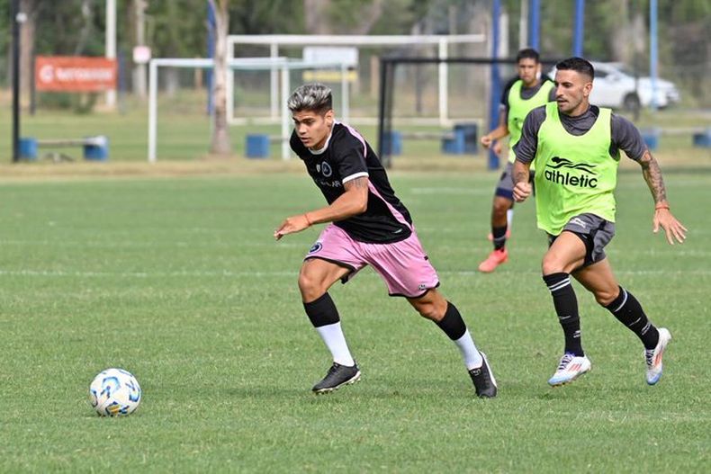SALIDA. Iván Smith escapa de la marca, en el primer partido disputado en Escobar.