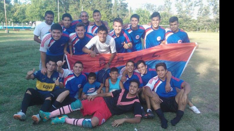 El plantel del Ciclón que eliminó al Rancho, de festejo en la Ciudad Deportiva..