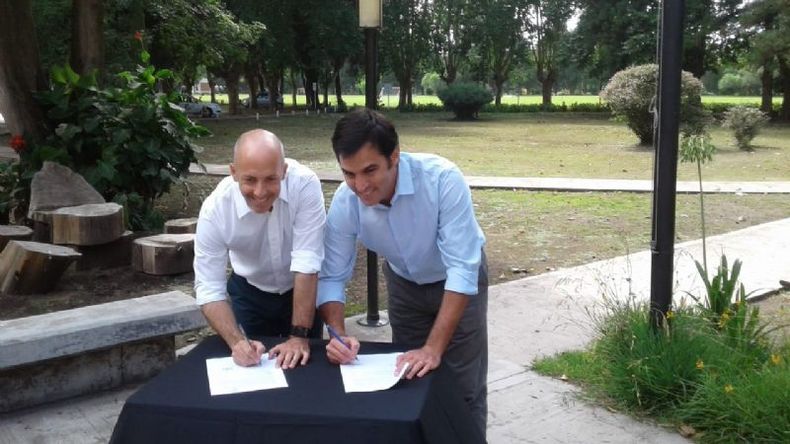 Ducoté firma junto a Ramón Lanús, titular de la AABE..