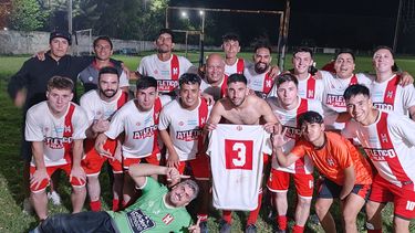 TRES. Los jugadores de Atlético Pilar posan tras ganar por goleada ante Villa Juana.