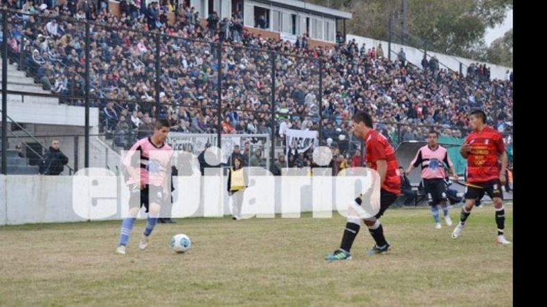 El partido se jugó ante un gran marco de público..