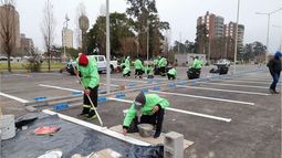 ÚLTIMOS RETOQUES. Un ejército de obreros ponía a punto, este viernes, el nuevo estacionamiento..