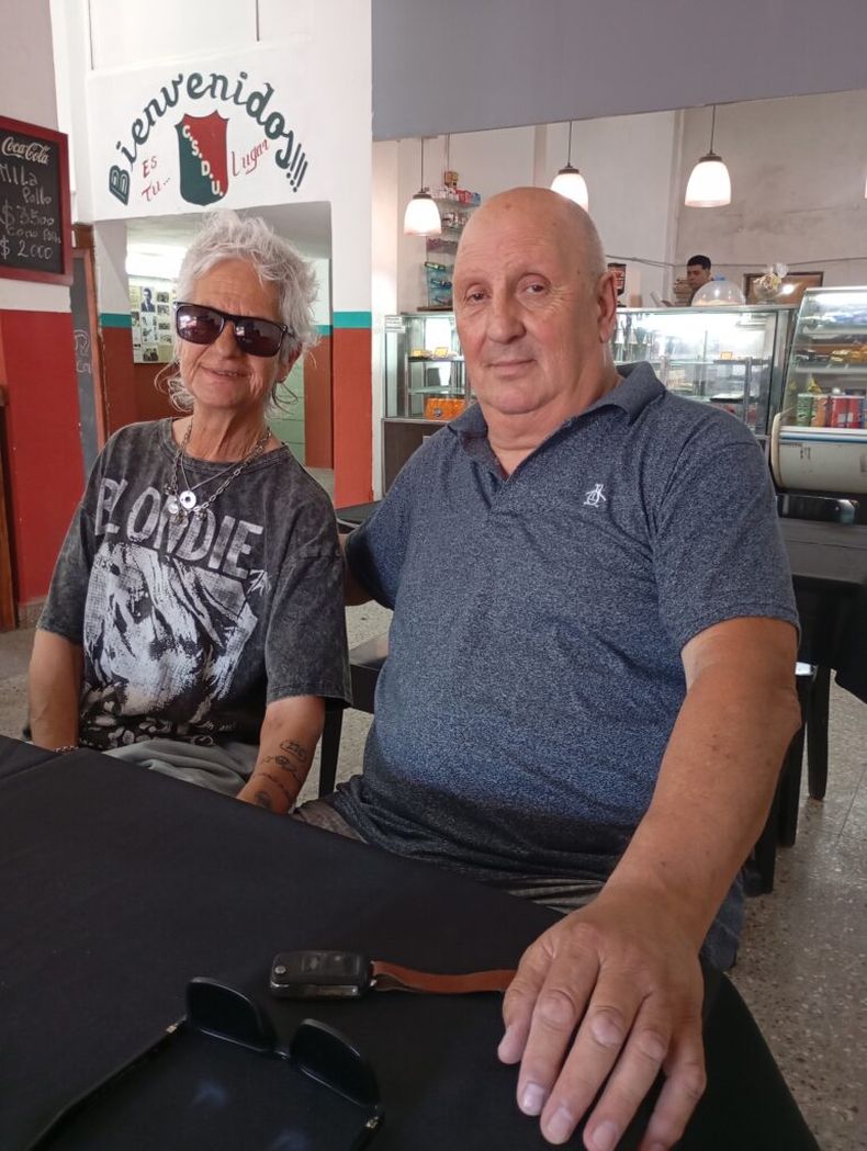 Serafín Martínez y su esposa Ana María Bastita, en la sede del club.