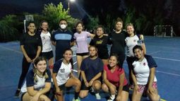 PREPARADAS. Las jugadoras de Muni Pilar en la última práctica antes del estreno. .