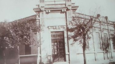 RECUERDO. Así lucía la Escuela Nº 1 en el año 1932. En la parte superior la campana.