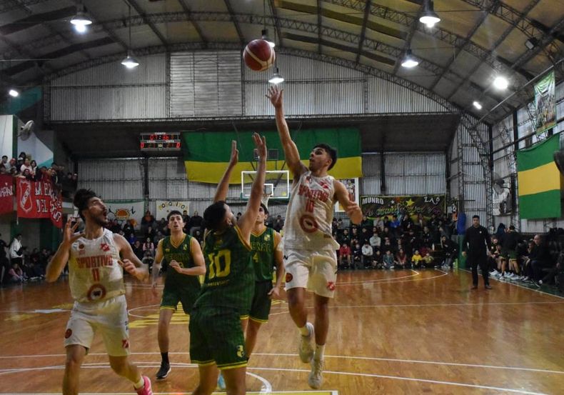 Mariano Rabazano en ataque en una noche a estadio repleto en Munro.