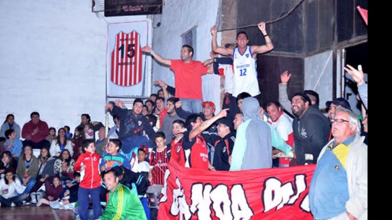 La Banda del Spor también sacó a relucir su mejor vestimenta para la revancha del clásico..