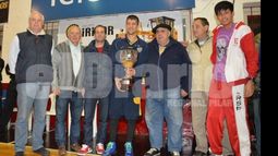 COPADO. Jonatan Treise recibió la copa de manos del Vasco Cataini..