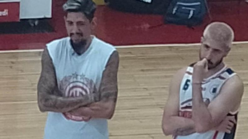 REFUERZO. El “Tucu” Gamboa junto a Bruna, en la práctica de este viernes..